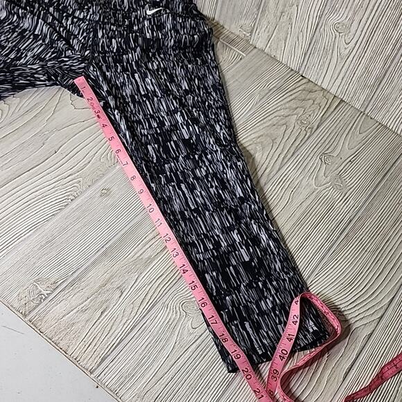 Nike Dri-Fit Grey and Black Capri Athletic Leggings Womens Size Small - Picture 11 of 11